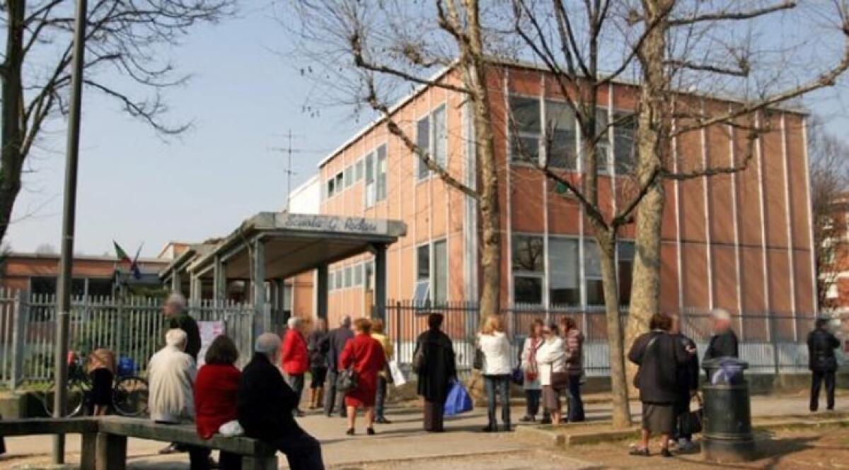Madre in ritardo a scuola, insulti e sputi alla maestra - 