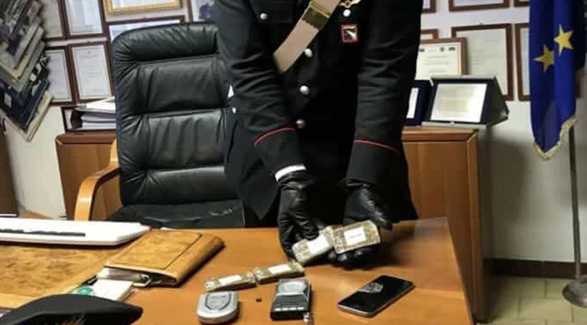 Anziana spacciatrice nasconde i panetti di hashish nelle parti intime - 