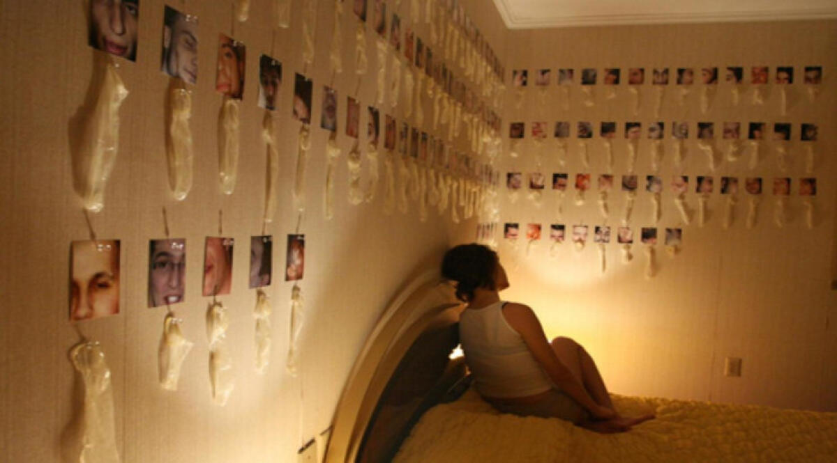 La ragazza norvegese che colleziona preservativi usati appendendoli alle pareti della sua stanza - 
